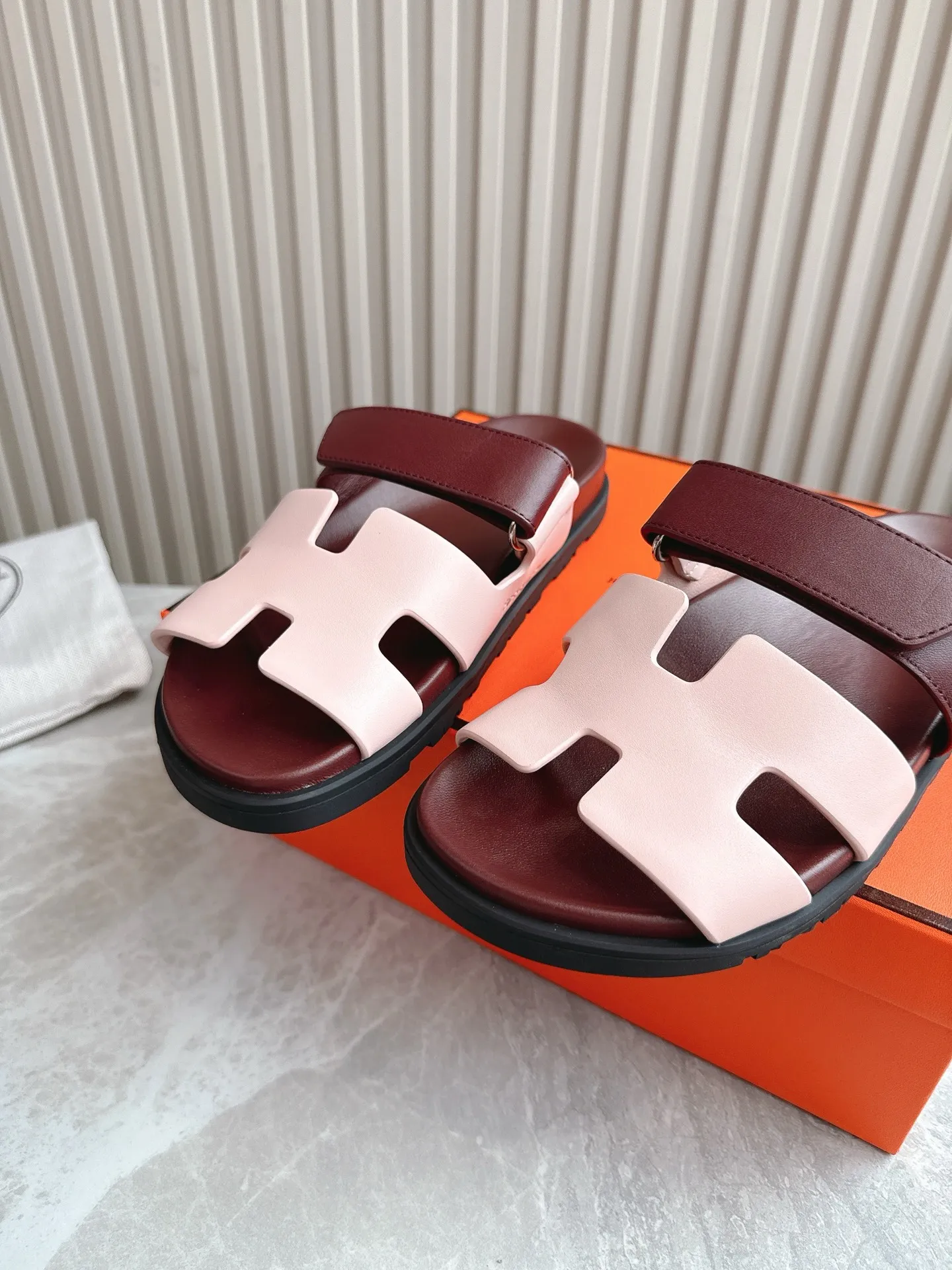 p480🐮🐮Couple model (top version) H family 2024 spring and summer new style HERMES Hermes' recently popular couple model pig nose angle sandals and slippers, paired with various colorful socks, popular. Upper: imported original deerskin (the genuine leather edging is not ordinary super migration). Lining: imported genuine leather. Outsole: Tpu non-slip and wear-resistant outsole. Size: Female 35-42 (40/42 non-returnable and non-exchangeable) Male size: 39-45 (45 non-refundable and non-exchangeable)